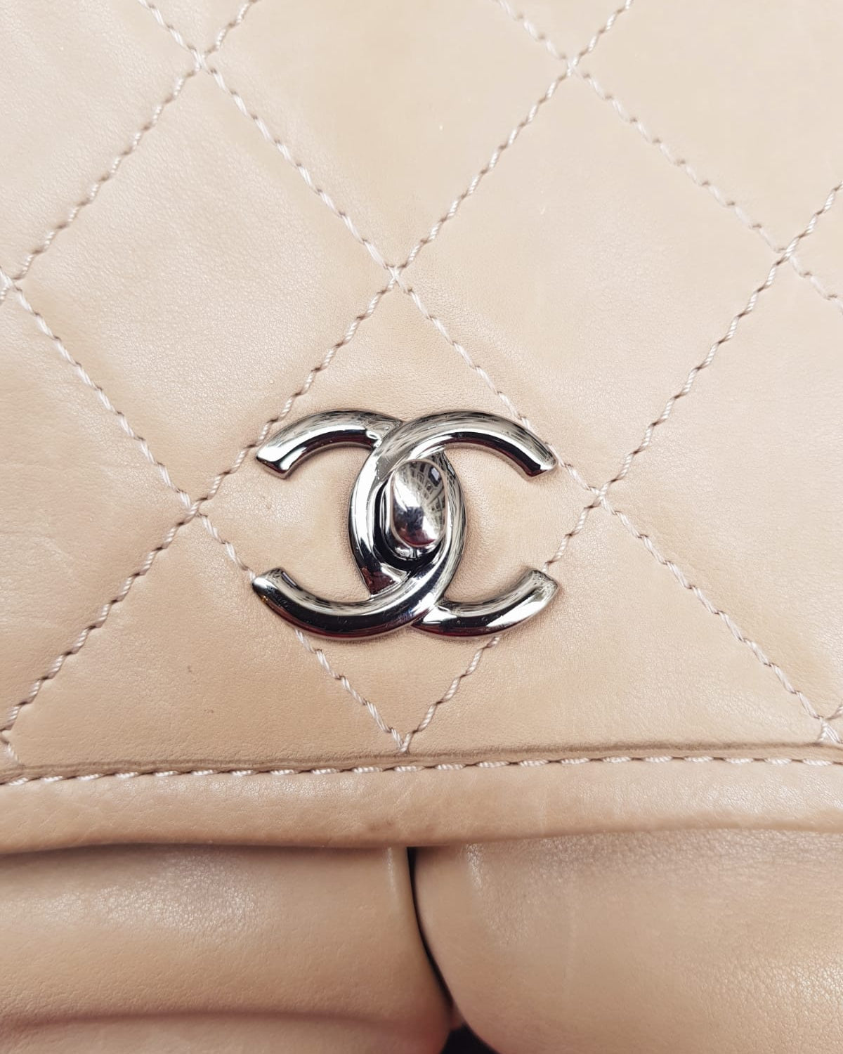 CHANEL jumbo quilted lambskin flap bag 2010